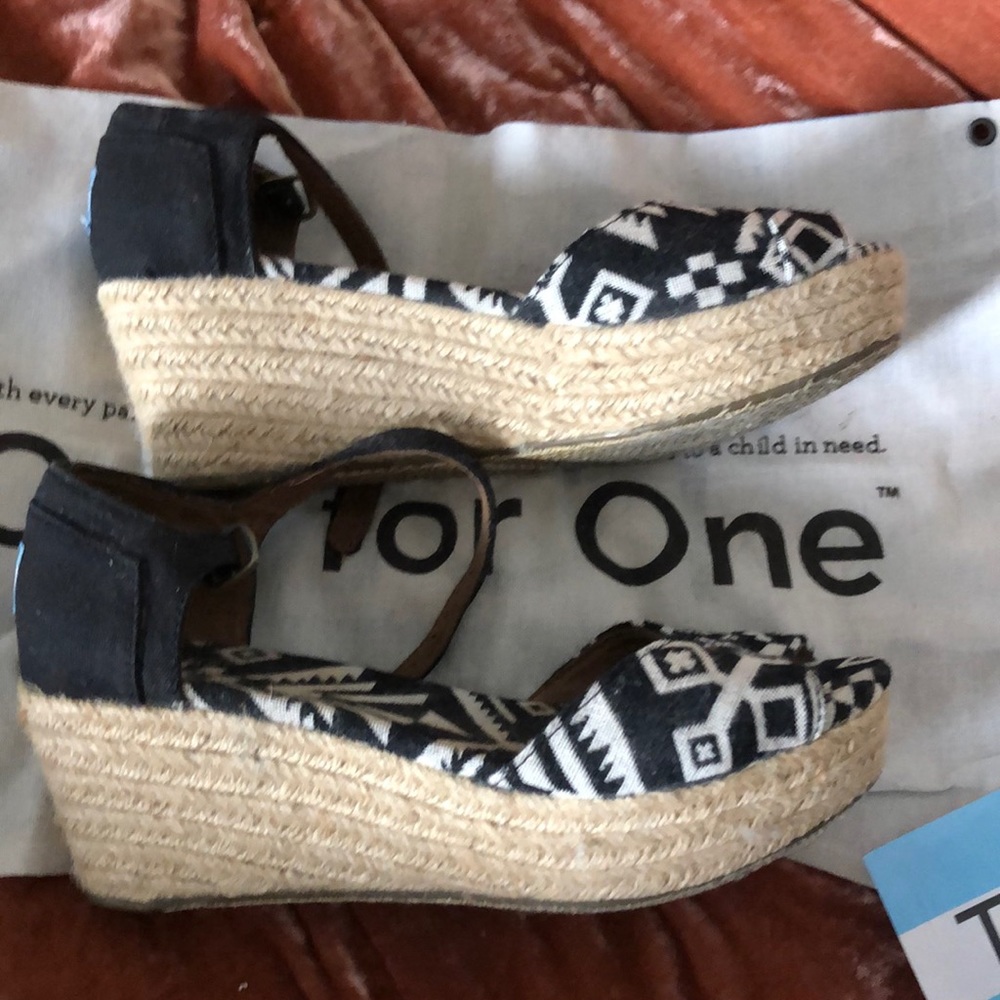 Toms platform Aztec print